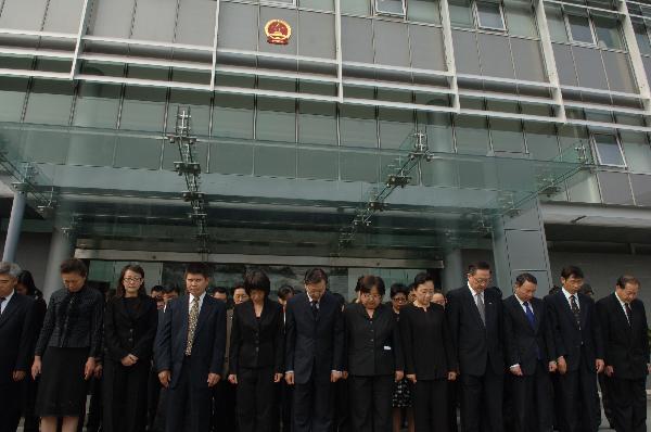 Staff members of the Chinese consulate general to Australia attend a mourning ceremony in honor of victims of the earthquake that hit Yushu County of northwest China's Qinghai Province, in Sydney, Australia, April 21, 2010. 