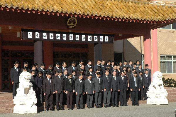 Staff members of the Chinese consulate general to Australia attend a mourning ceremony in honor of victims of the earthquake that hit Yushu County of northwest China's Qinghai Province, in Sydney, Australia, April 21, 2010. 