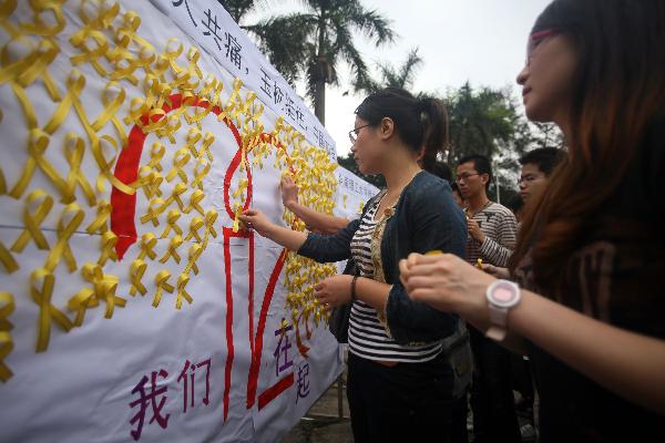 College students mourn for the victims of Yushu earthquake, in Guangzhou, capital south China's Guangdong Province, April 21, 2010.