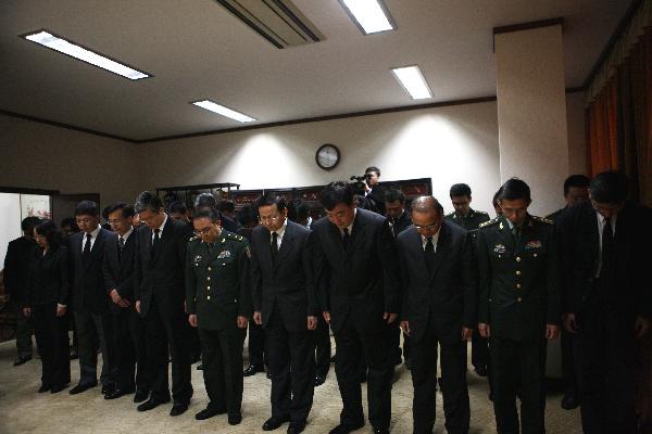 Staff members of Chinese Embassy to South Korea attend a mourning ceremony in honor of victims of the earthquake that hit Yushu of northwest China's Qinghai Province, in Seoul, capital of South Korea, April 21, 2010. 
