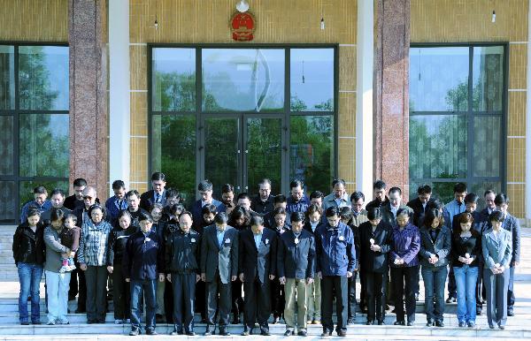 Staff members of Chinese Embassy in Bucharest mourn for the victims of Yushu earthquake at Chinese Embassy to Romania in Bucharest, Romania, April 21, 2010. 