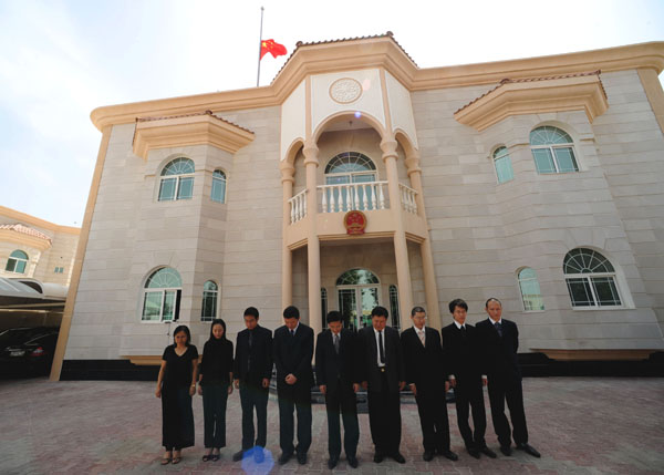 Chinese national flag flies at half mast as staff members of the Chinese Embassy to Qatar mourn for the victims of Yushu earthquake in northwest China,at the embassy in Doha,capital of Qatar,April 21,2010.