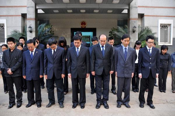 Staff members of the Chinese Embassy to Kenya, Chinese staff members of the United Nations Environment Program and the United Nations Human Settlements Program mourn for the victims of Yushu earthquake in northwest China, in Nairobi, capital of Kenya, April 21, 2010.