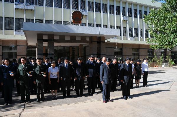 Staff members of the Chinese Embassy to Zambia, representatives of Chinese-funded institutions, and overseas Chinese mourn for the victims of Yushu earthquake in northwest China, in Lusaka, capital of Zambia, April 21, 2010. 