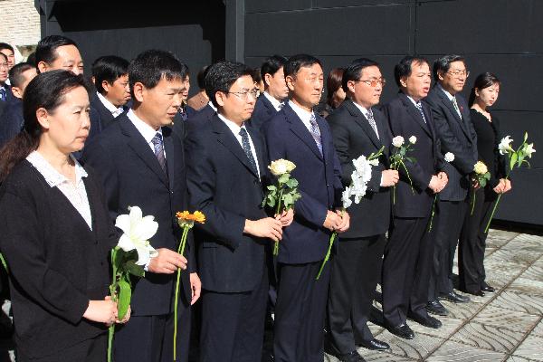 Staff members of the Chinese Embassy to Syria and representatives of Chinese news media and Chinese-funded institutions mourn for the victims of Yushu earthquake in northwest China, in Damascus, capital of Syria, April 21, 2010. 