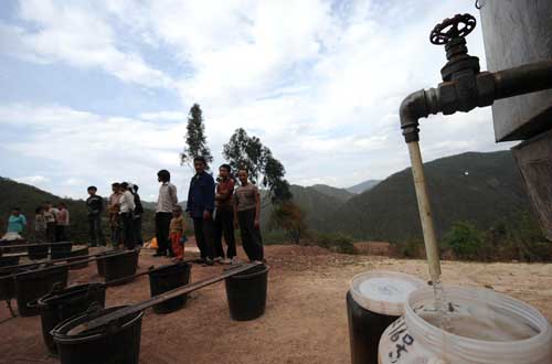 Yi ethnic residents queue to get water in the drought-hit Donghua county of Chuxiong City, southwest China's Yunnan Province, April 21, 2010. 