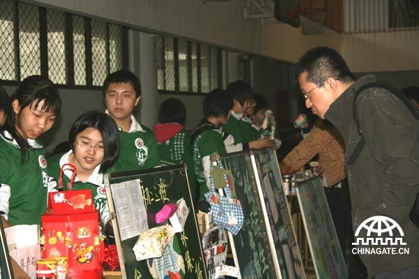 Students from Beijing Yucai School introduce their DIY low-carbon products at an Earth Day activity on April 22, 2010. 