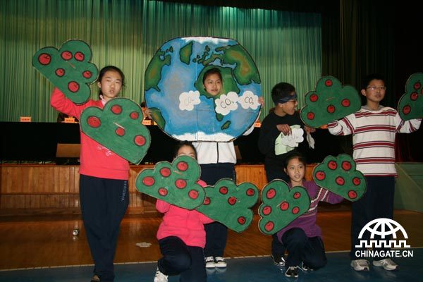 Students from Beijing Yucai School stage a play to promote a low-carbon lifestyle at an Earth Day activity on April 22, 2010.