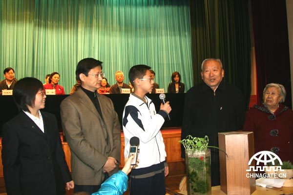 Bao Anda and his family members introduce their low-carbon lifestyle to the audience at an Earth Day activity on April 22, 2010.