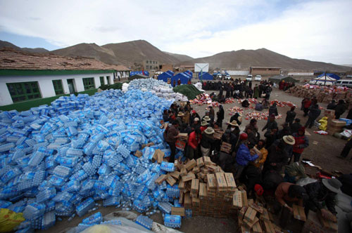 Relief supplies, including instant noodle and mineral water, are delivered to villagers in Longbao county, Qinghai Province, April 22, 2010. 