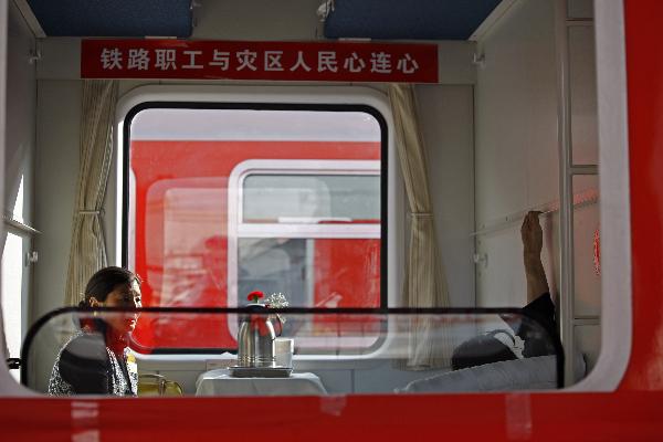 Injured persons take a train from quake-hit Tibetan Autonomous Prefecture of Yushu to Xining for medical treatment, northwest China's Qinghai Province, April 24, 2010. (Xinhua/Shen Bohan)