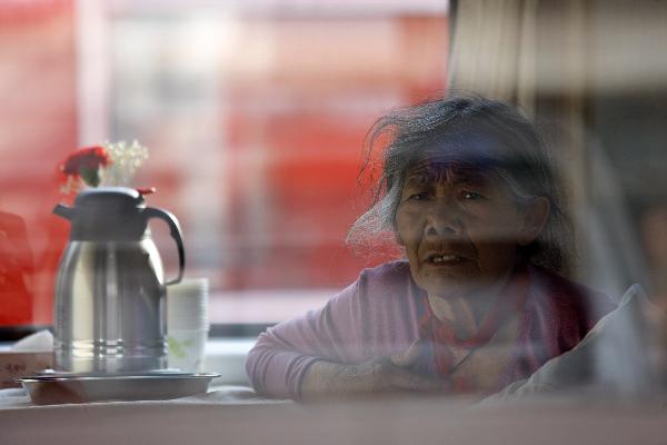 An injured person takes a train from quake-hit Tibetan Autonomous Prefecture of Yushu to Xining for medical treatment, northwest China's Qinghai Province, April 24, 2010. (Xinhua/Shen Bohan)