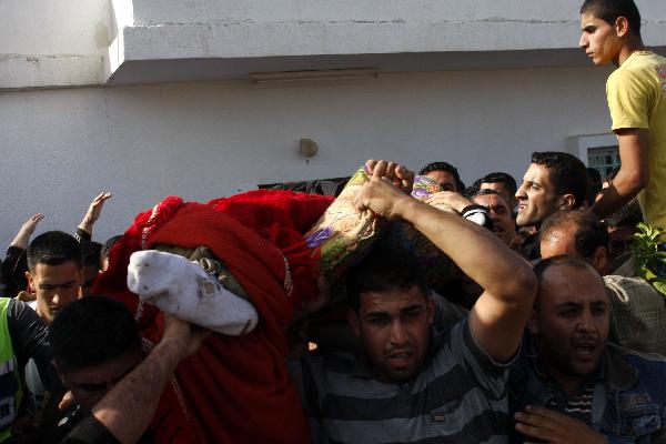 Palestinian carry the body of Hamas militant Ali Al-Sewiti during his funeral in the West Bank village of Beit Awwa, near Hebron April 26, 2010.