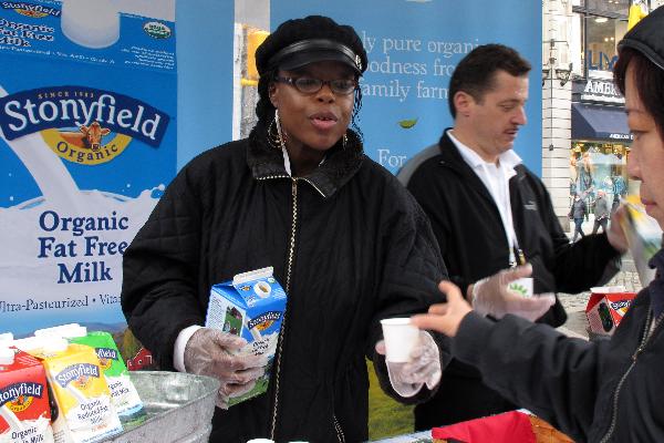 Staffs offer free organic milk to the local on Union Square in New York, the United States, April 25, 2010. 