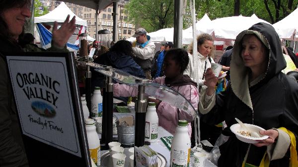 Local citizens try organic food on Union Square in New York, the United States, April 25, 2010.