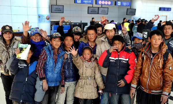 Orphans pose for a group photo at Yushu Airport before departing for Xining April 26, 2010. 