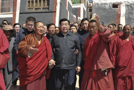 Jia Qinglin (C), chairman of the National Committee of the Chinese People's Political Consultative Conference, visits local monks in quake-hit Yushu County, Qinghai Province, on April 26, 2010.