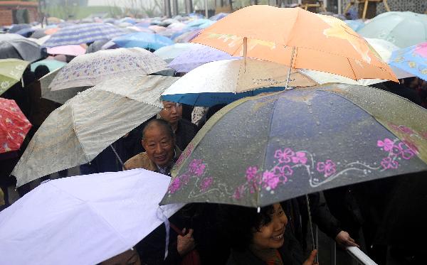 People queue to visit the Saudi Arabia pavilion in the World Expo Park in Shanghai, east China, April 26, 2010. 