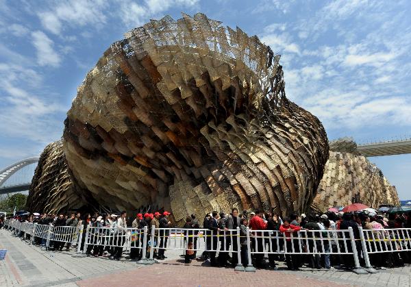 Visitors queue to enter the Spain Pavilion in the World Expo Park in Shanghai, east China, April 25, 2010. 