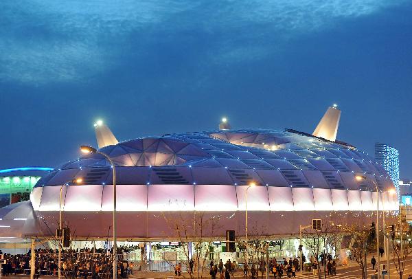 Visitors queue to enter the Japan Pavilion in the World Expo Park in Shanghai, east China, April 24, 2010. 