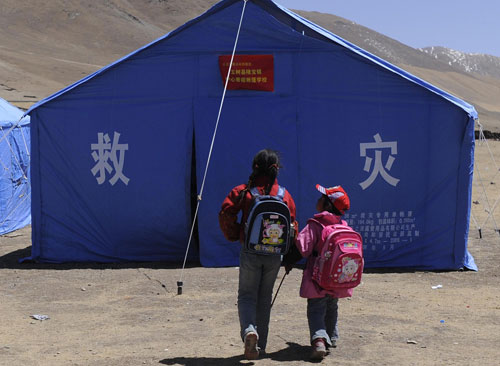 Students walk to classrooms set up in a temporary settlement in Tibet autonomous prefecture of Yushu, Qinghai Province, April 27, 2010. 