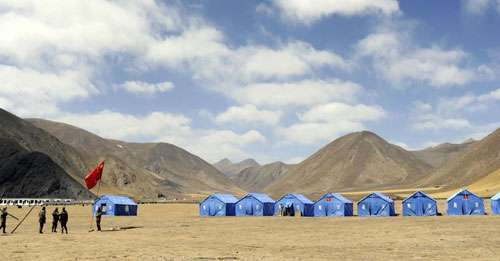 Temporary classrooms are set up in the worst-hit Longbao county in Tibet autonomous prefecture of Yushu, Qinghai Province, April 27, 2010. 