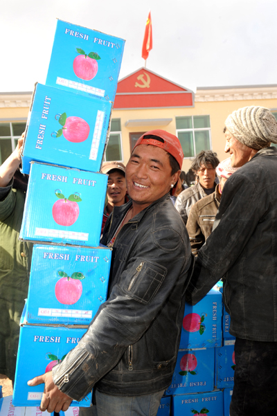 Villagers of Tibetan ethnic group receive distributed relief cakes at Ganda village of Gyegu Town of quake-hit Tibetan Autonomous Prefecture of Yushu, northwest China's Qinghai Province, April 27, 2010.