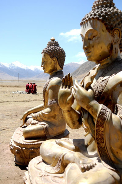 Buddha statues from the Changu temple in quake-hit Yushu have been transferred to a plain in Batang township, 12 km away from its original site. The temple monks continue their Buddhist lives in makeshift tents on this plain. 
