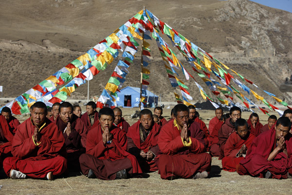 Monks of Thrangu Monastery pray in the open air at its temporary settlement at Gyegu Town in quake-hit Tibetan Autonomous Prefecture of Yushu, northwest China&apos;s Qinghai Province, April 28, 2010.