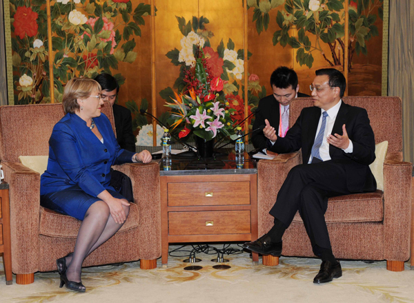 Chinese Vice Premier Li Keqiang (R Front) meets with former Chilean President Michelle Bachelet (L Front) in Shanghai, east China, on April 30, 2010.