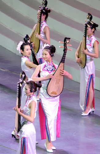 'Beautiful Scenery South of the Yangtze River' is performed by Suzhou Pingtan School during the pre-ceremony performance ahead of the opening ceremony for the Shanghai World Expo at the Expo Cultural Center in Shanghai, east China, April 30, 2010. 