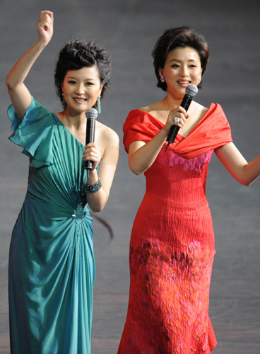 Yang Lan (R) and Chen Rong host the pre-ceremony performance ahead of the opening ceremony for the Shanghai World Expo at the Expo Cultural Center in Shanghai, east China, April 30, 2010.