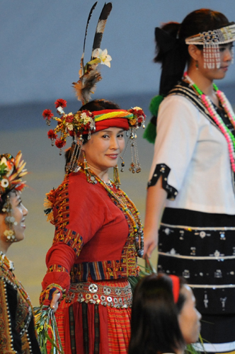 Kao Chin Su-mei from Taiwan province performs 'Sharing the Joy of Harvest' during the pre-ceremony performance ahead of the opening ceremony for the Shanghai World Expo at the Expo Cultural Center in Shanghai, east China, April 30, 2010.