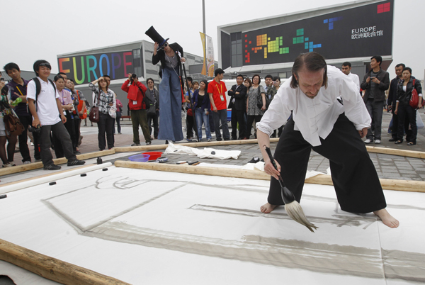 A painter from Czech Republic performs in the World Expo Park in Shanghai, east China, on May 5, 2010.