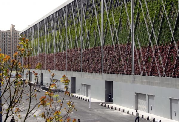 Photo taken on May 4, 2010 shows the eco-wall of the theme pavilion in Shanghai Expo Park. The colour of green is prevailing inside the World Expo Park, which embodies the idea of low-carbon expo, and makes the park environment enjoyable. 