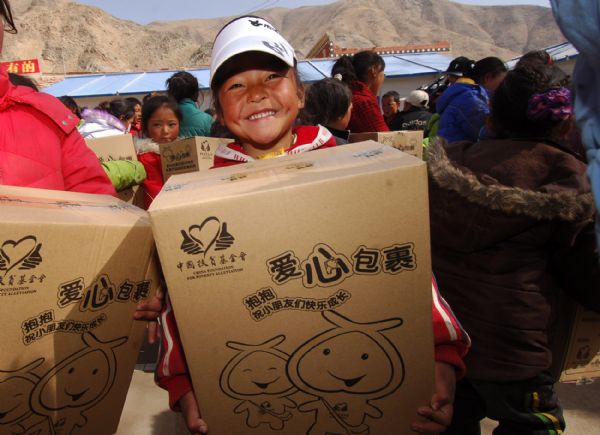Student Zhoema holds a 'love package' at an orphans' school in quake-hit Yushu Tibetan Autonomous Prefecture of northwest China's Qinghai Province, on May 5, 2010. 