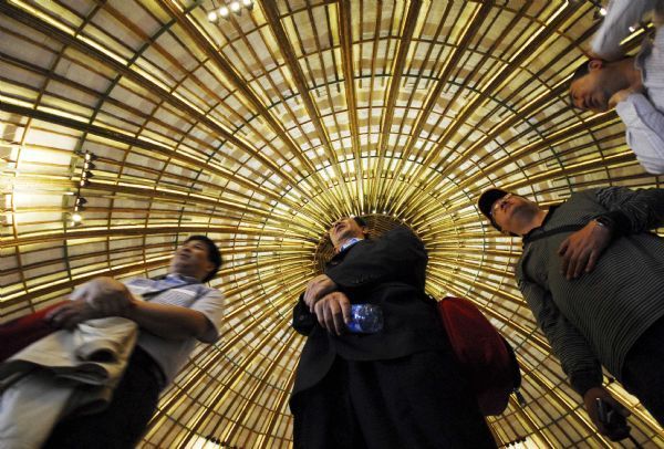 People visit India Pavilion at the 2010 World Expo in Shanghai, east China, on May 5, 2010. The multimedia and lumia show at the 2010 World Expo attracted so many tourists. 