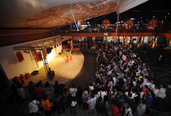 Visitors watch Indian dancers&apos; performance of Kathak Dance at the India Pavilion at the 2010 World Expo in Shanghai, east China, May 6, 2010.