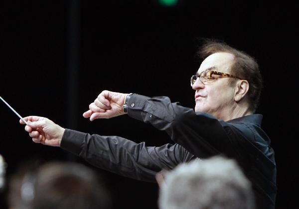 Maestro Charles Dutoit conducts the Philadelphia Orchestra during a rehearsal at the Expo Cultural Center in Shanghai, east China, May 7, 2010. The Philadelphia Orchestra will stage a performance at the Expo Cultural Center Friday night.