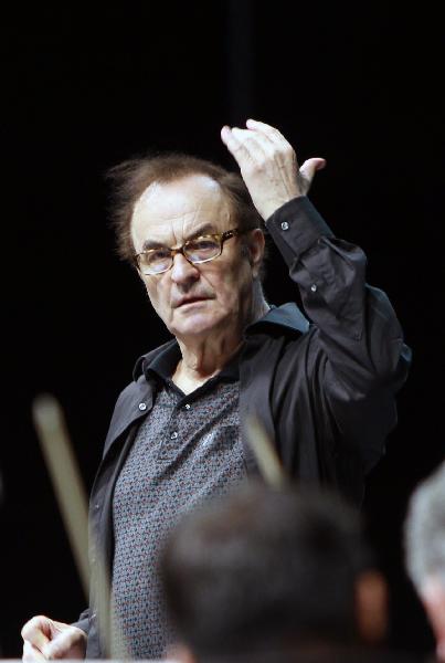 Maestro Charles Dutoit conducts the Philadelphia Orchestra during a rehearsal at the Expo Cultural Center in Shanghai, east China, May 7, 2010. The Philadelphia Orchestra will stage a performance at the Expo Cultural Center Friday night.