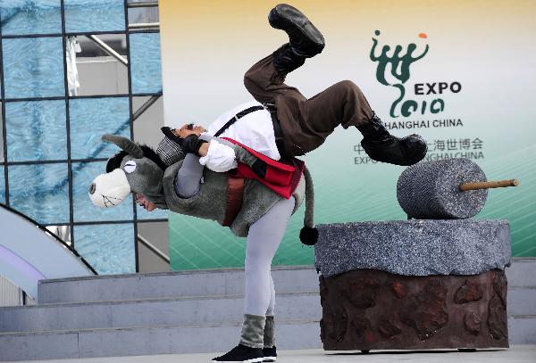 Members of the Dalian acrobatic troupe perform German fairy tale &apos;Bremer Stadtmusikanten&apos; (Bremen&apos;s city musicians) in the Bremen Pavilion at the 2010 World Expo in Shanghai, east China, May 7, 2010. 