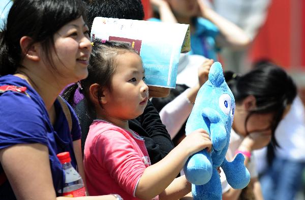 Visitors enjoy the performance featuring German fairy tale &apos;Bremer Stadtmusikanten&apos; (Bremen&apos;s city musicians) in the Bremen Pavilion at the 2010 World Expo in Shanghai, east China, May 7, 2010. 