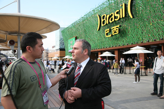 Pedro Wendler (R), Director of the Brazilian Pavilion, speaks to a CRI reporter at the 2010 World Expo in Shanghai on Friday, May 7, 2010. [Photo: CRIENGLISH.com]
