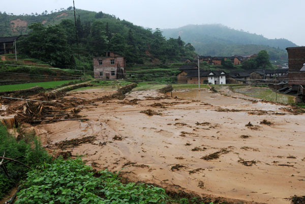 Photo taken on May 7, 2010 shows the farmland ruined by flood in Tianxin Village, Egong Town of Dingnan County in east China&apos;s Jiangxi Province. Seven people were dead and five were missing after floods and landslides wreaked havoc in Jiangxi over the past two days.