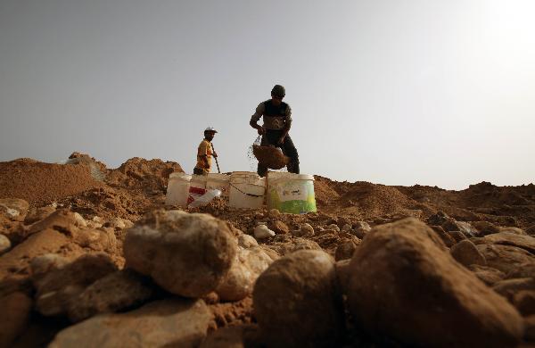 Palestinians collect gravels from sands in Beit Lahia town of northern Gaza strip, on May 9, 2010. Israel&apos;s embargo on construction materials supply into Gaza has forced Palestinians to seek alternative sources.