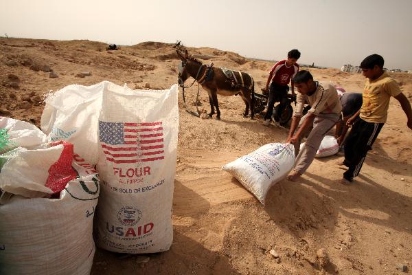 Palestinians collect gravels from sands in Beit Lahia town northern Gaza strip, on May 9, 2010. Israel&apos;s embargo on construction materials supply into Gaza has forced Palestinians to seek alternative sources.