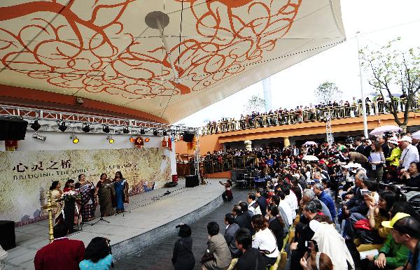 Visitors listen to the poetry of Indian Nobel laureate poet Rabindranath Tagore in India Pavilion at the World Expo park in Shanghai, east China, May 10, 2010.
