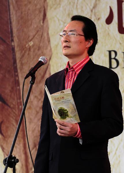 Artist Liu Jiazhen reads a poetry of Indian Nobel laureate poet Rabindranath Tagore in India Pavilion at the World Expo park in Shanghai, east China, May 10, 2010.