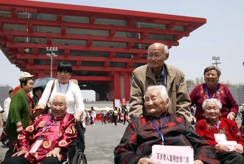 Three centenarians (on wheelchairs), whose cataract disease was cured with the support of the Life and Sunshine Pavilion, visit the China Pavilion on Monday. 