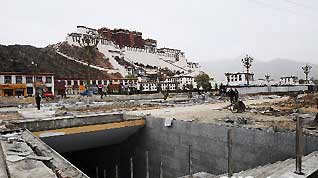 The underground passage of the Potala Palace enters the final phase of construction, April 28, 2010. Workers work overtime to ensure the project is completed on time.